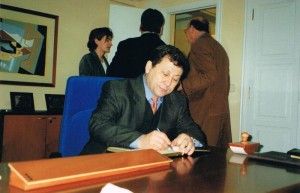 Firma libro de honor presidente Covaco y Manuel Lucas